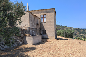 Casa ed appezzamento di terreno