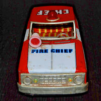 AUTO GIOCATTOLO IN LATTA MACCHINA POMPIERI CHIEF