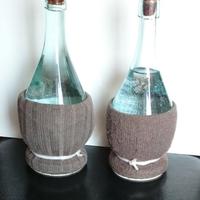 2 fiaschi con cesto in lana per arredo taverna/bar