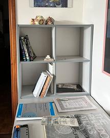 scrivanie con cassetti e libreria a cubo