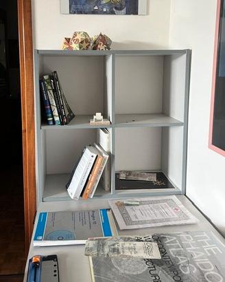 scrivanie con cassetti e libreria a cubo