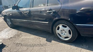 Ricambi usati di una MERCEDES E 280