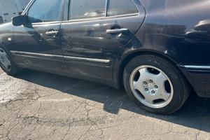 Ricambi usati di una MERCEDES E 280
