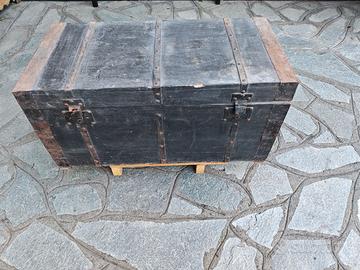 Antico baule pesante 