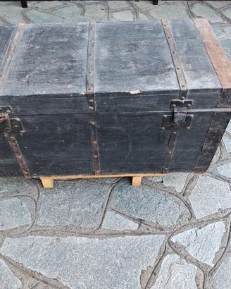 Antico baule pesante 