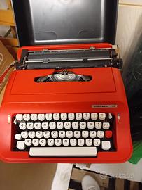 Macchina da scrivere con custodia