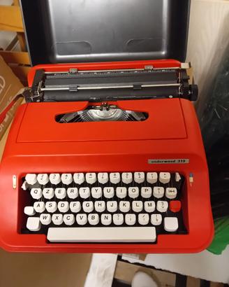 Macchina da scrivere con custodia