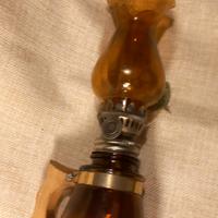 Antica lampada a petrolio con boccia in vetro
