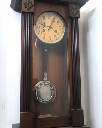 Orologio a pendolo antico da parete in legno