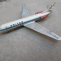 AEREO DI LINEA UNITED IN LATTA A BATTERIA