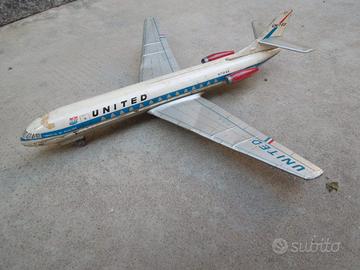 AEREO DI LINEA UNITED IN LATTA A BATTERIA