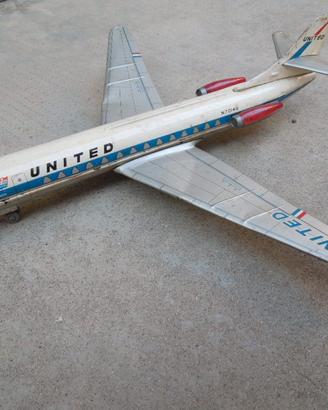 AEREO DI LINEA UNITED IN LATTA A BATTERIA