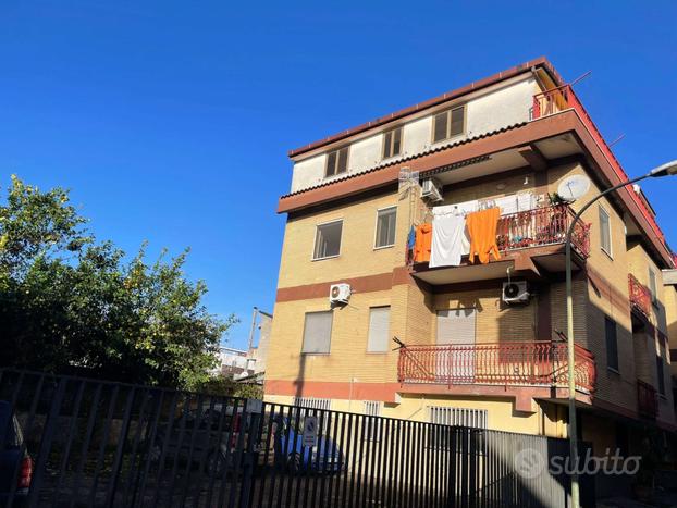 Soluzione in condominio con due appartamenti.