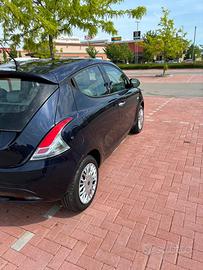 Lancia y