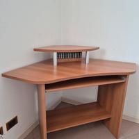 Scrivania angolare porta PC solida 