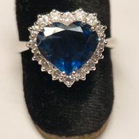 Anello con zaffiro a cuore