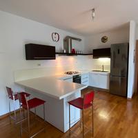 Cucina con piano in Corian e penisola