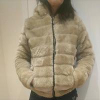 Giacca con cappuccio in pelliccia sintetica beige