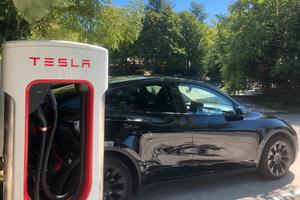 Tesla model Y dual motor L.R.