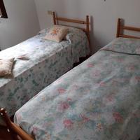 2 letti singoli in legno + materassi