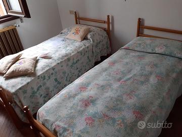 2 letti singoli in legno + materassi