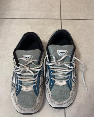 Scarpa da ragazzo.
