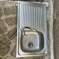 Lavello inox a una vasca con rubinetto