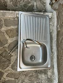 Lavello inox a una vasca con rubinetto