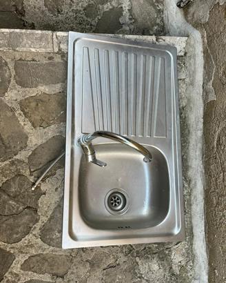 Lavello inox a una vasca con rubinetto