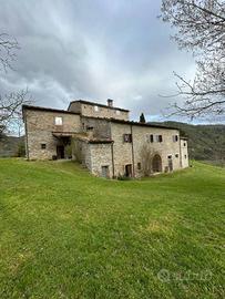 Rustico / Casale di 415 m² con più di 5 locali e b