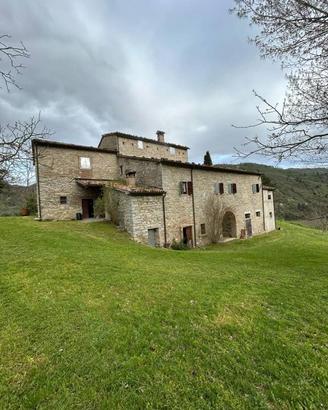 Rustico / Casale di 415 m² con più di 5 locali e b