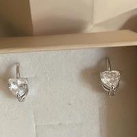 orecchini in oro bianco 18 ct e zirconi cuore lumi