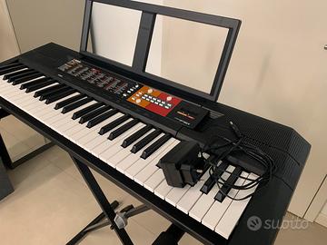 Tastiera Yamaha PSR F51 con supporto