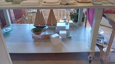 Tavolo con ripiano e rotelle