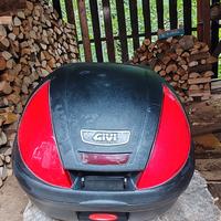 Baule moto Givi con staffa, chiave e schienale com