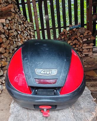 Baule moto Givi con staffa, chiave e schienale com