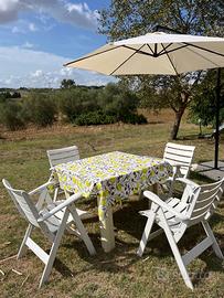 Tavolo da giardino con quattro sedie