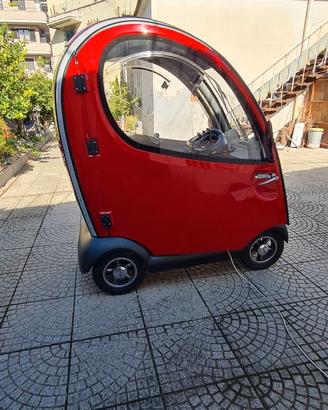 Scooter cabinato elettrico