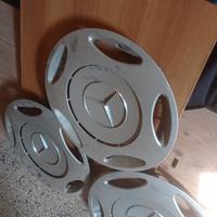 4 cerchioni in ferro con solo 3 copricerchioni