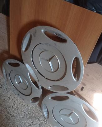 4 cerchioni in ferro con solo 3 copricerchioni