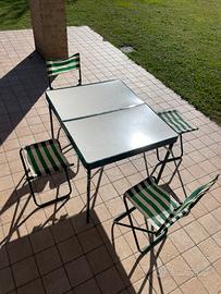 Tavolo portatile pieghevole con sedie