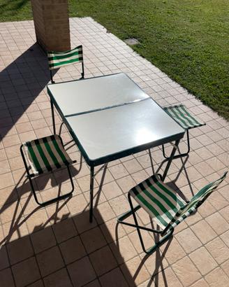Tavolo portatile pieghevole con sedie