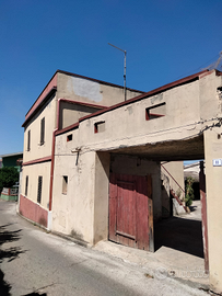 Casa due piani con cortile