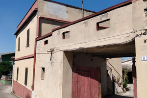 Casa due piani con cortile