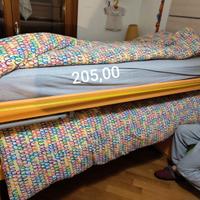 Letti per ragazzi color legno/verde/arancio. 