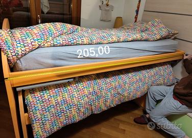 Letti per ragazzi color legno/verde/arancio. 