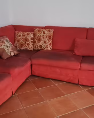 divano angolare rosso
