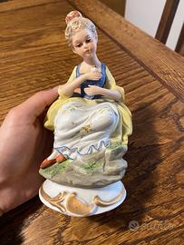 Statuina vintage in porcellana