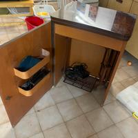 Macchina da cucire antica con mobile