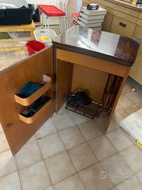 Macchina da cucire antica con mobile